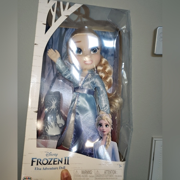 Disney Frozen 2 Elsa Travel Doll - Picture 1 of 5